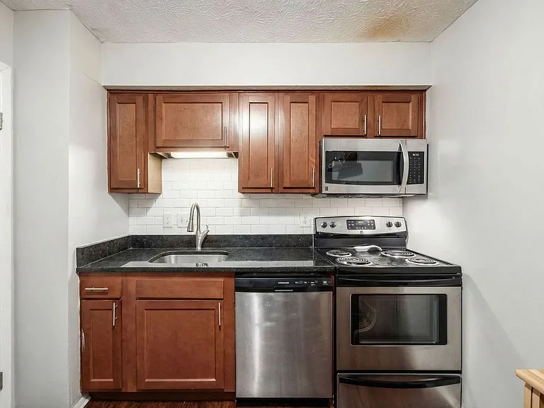 1393 Summit St #B — Photo 6