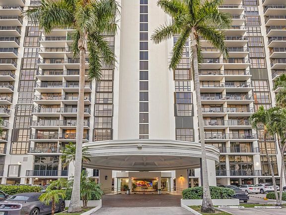 2nd image of 1450 Brickell Bay Dr APT 511
