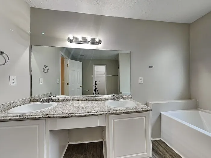 504 Edgewater Way — Photo 8