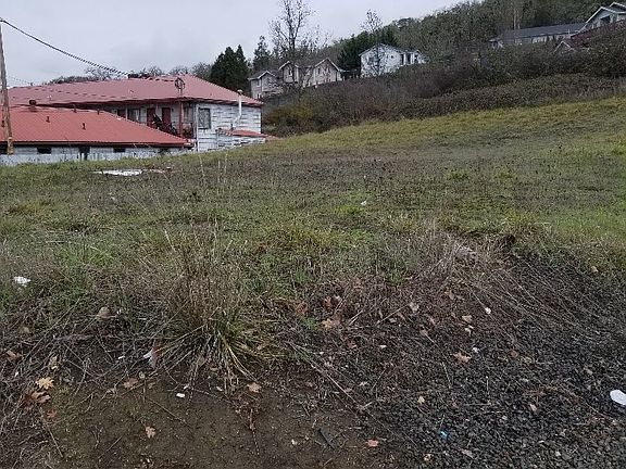 2nd image of 1053 NE Stephens St