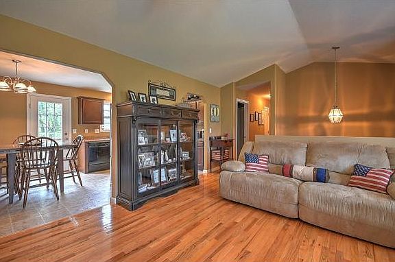 4th image of 142 Molton Cir