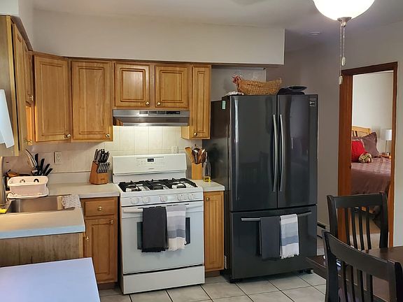 4th image of 1567 Bedford St #2F