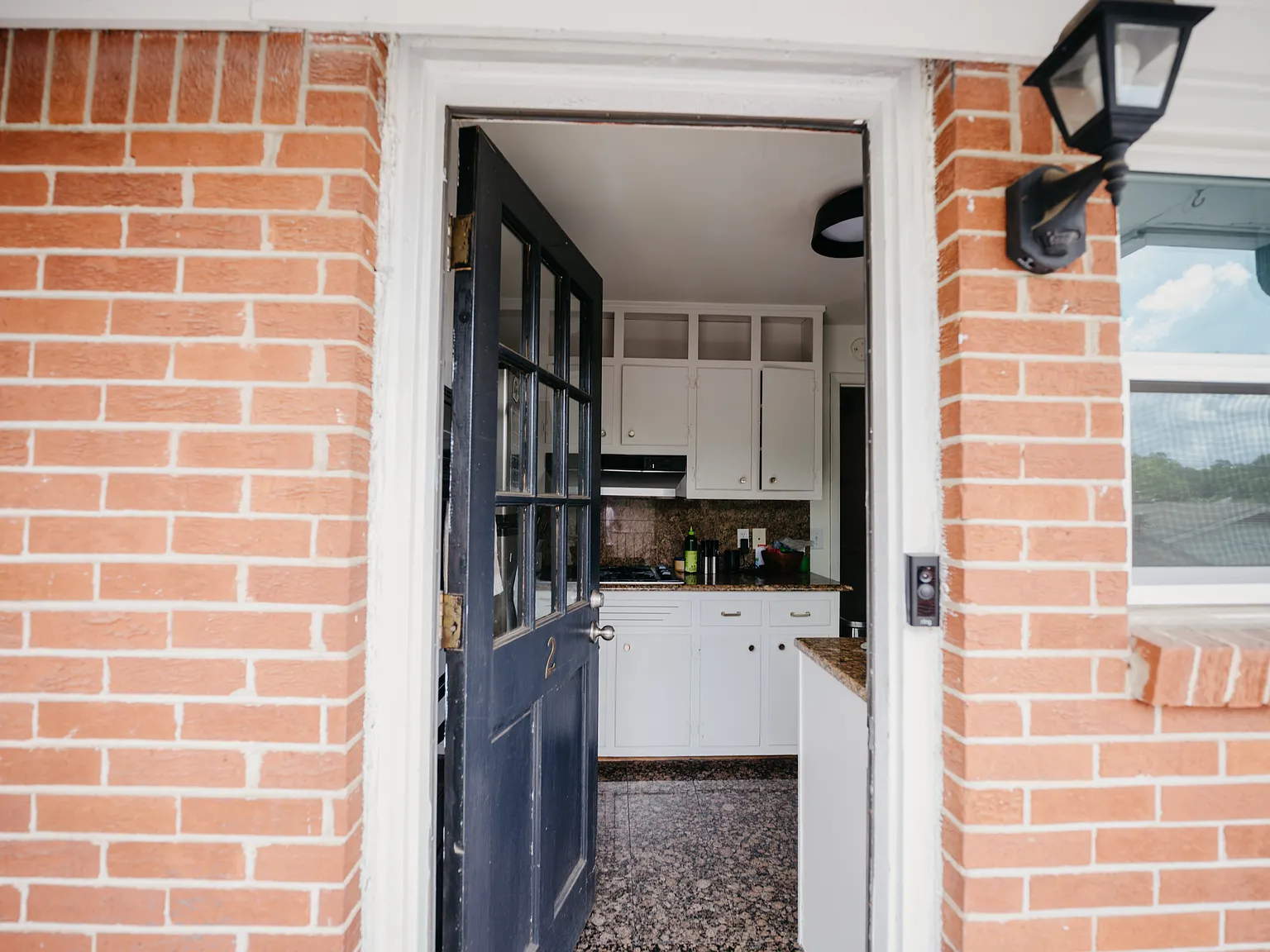 2 bed, 980 sqft, $1,900 — Photo 1