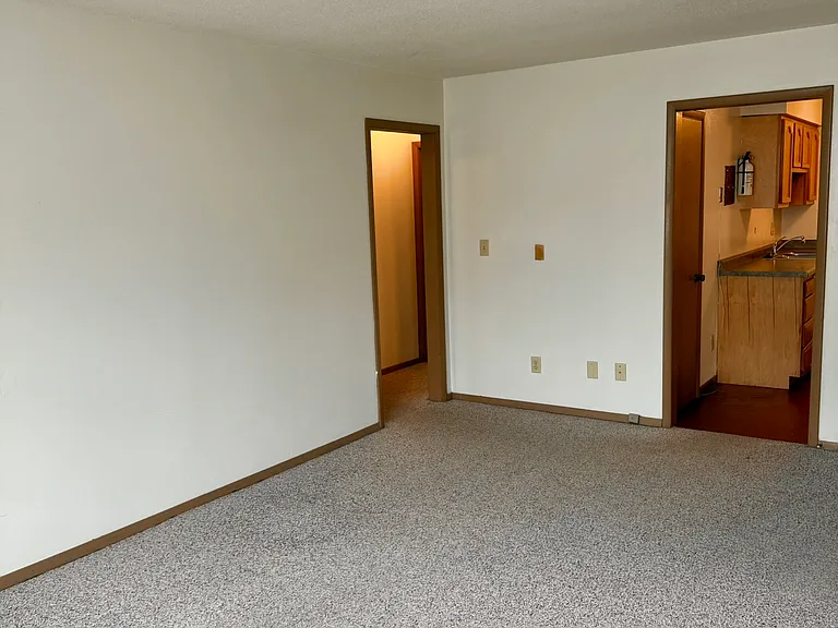 612 E Court St #11 — Photo 6