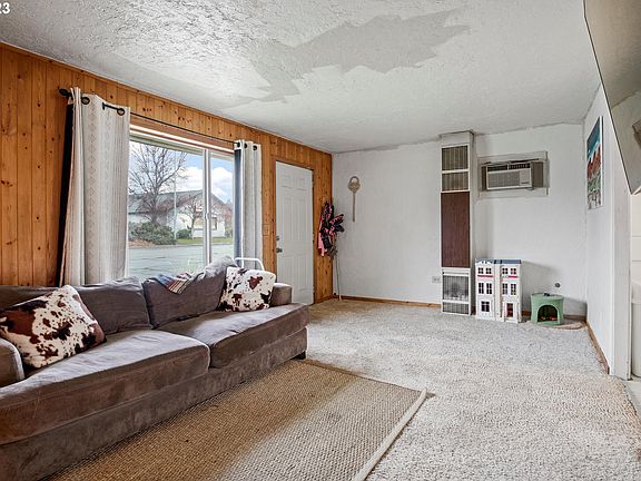 5th image of 1078 W Stewart Ave