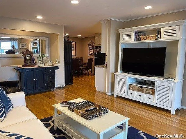 143 W Broadway — Photo 11