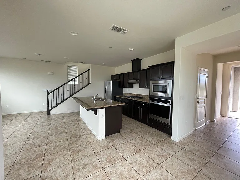 147 Barker Ln — Photo 2