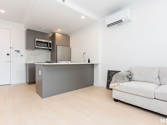 3rd image of 1499 Bedford Ave #5X
