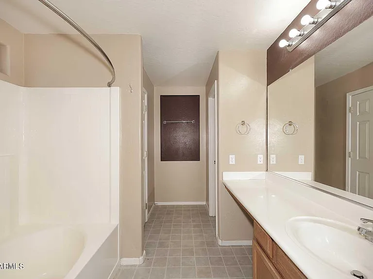 10945 W Loma Ln — Photo 14