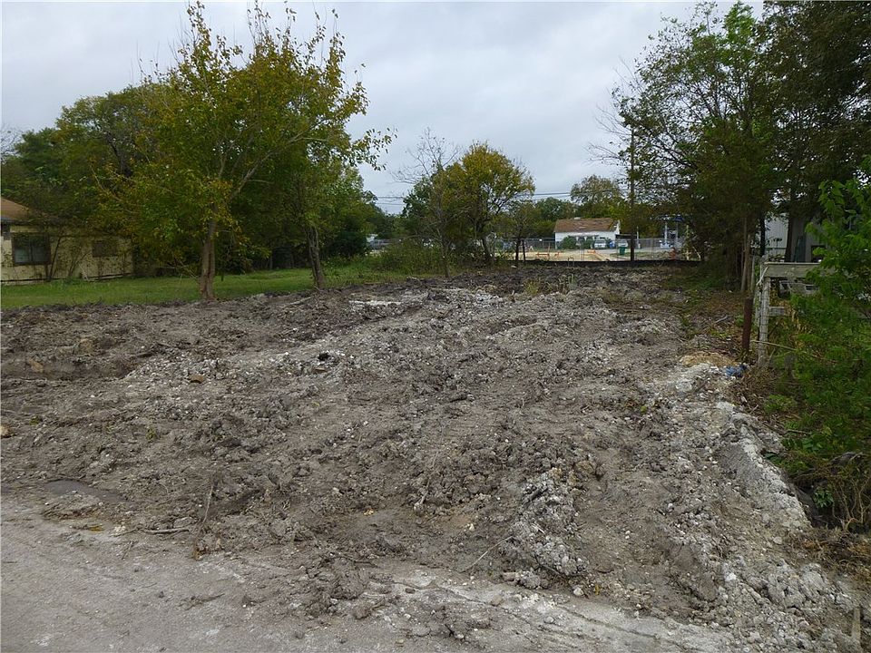 2nd image of 1004 W 1st St