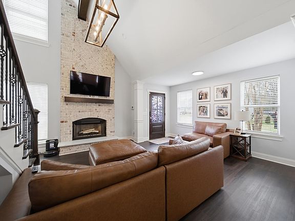 3rd image of 205 Mansfield Cir