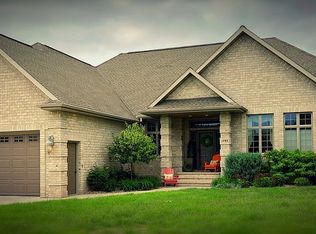 1595 Meadow Wood Ct, Green Bay, WI 54313
