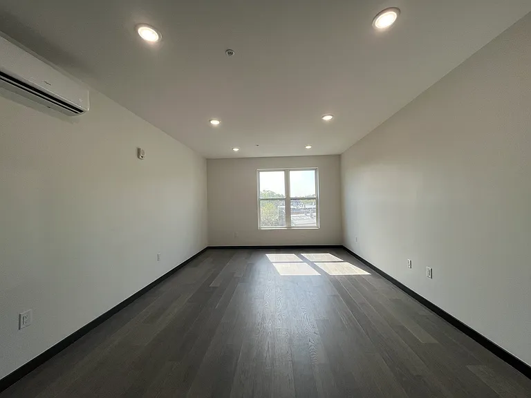 130-132 Mallory Ave #405 — Photo 10