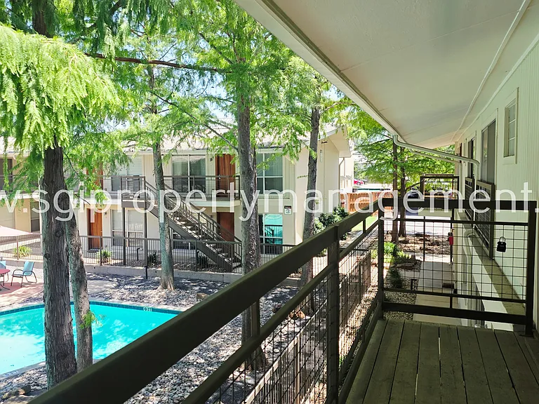 4616 W Lovers Ln — Photo 16
