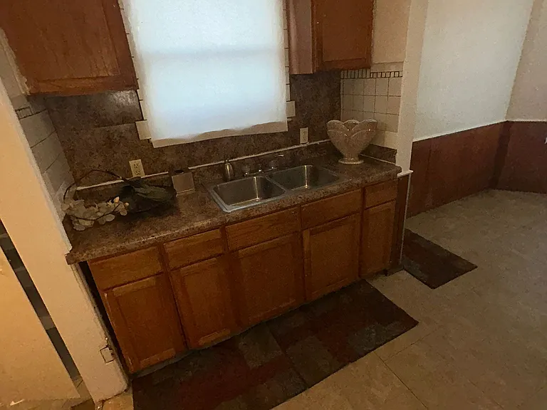 16887 Rutherford St — Photo 2