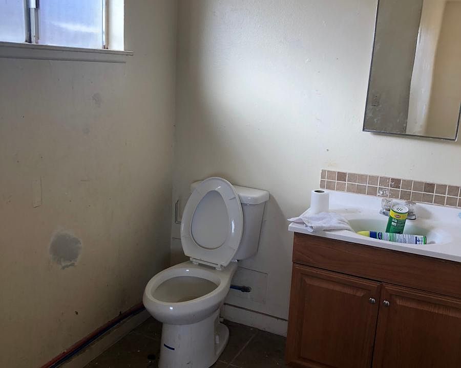 1st image of 887 Hart Ave