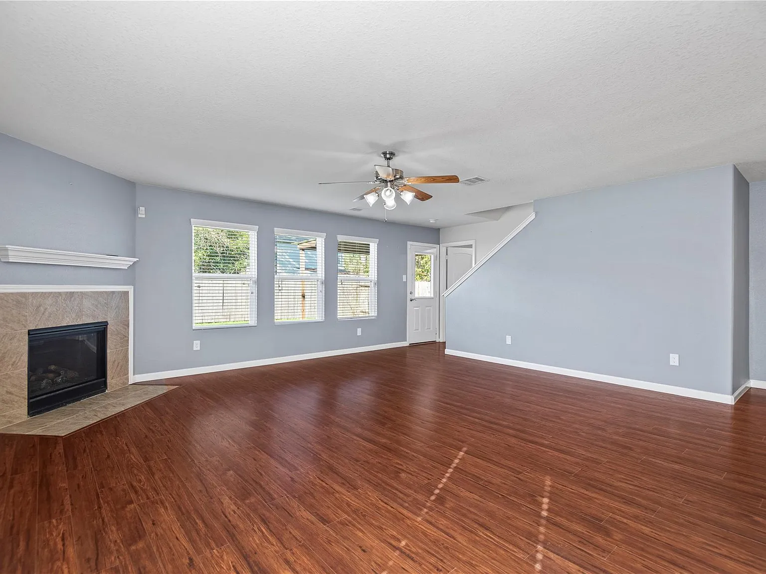 3 bed, 2.5 bath, 2356 sqft, $2,000 — Photo 4