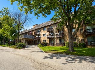 241 W Main St APT 201, Lake Zurich, IL 60047