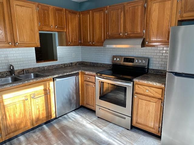 New ceramic tile backsplash, flooring & stainless appliances
