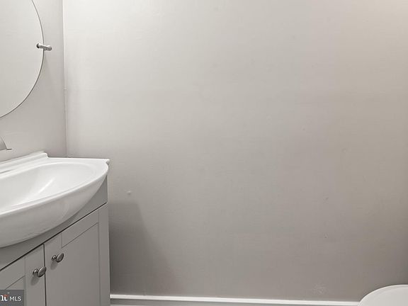 3rd image of 33 Phoenix Ct