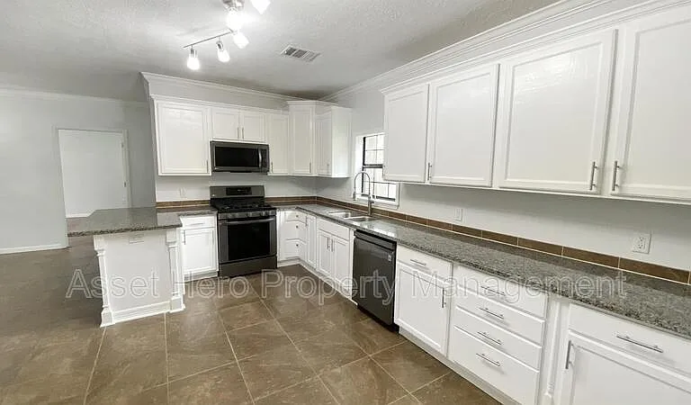1006 Cedar St — Photo 5