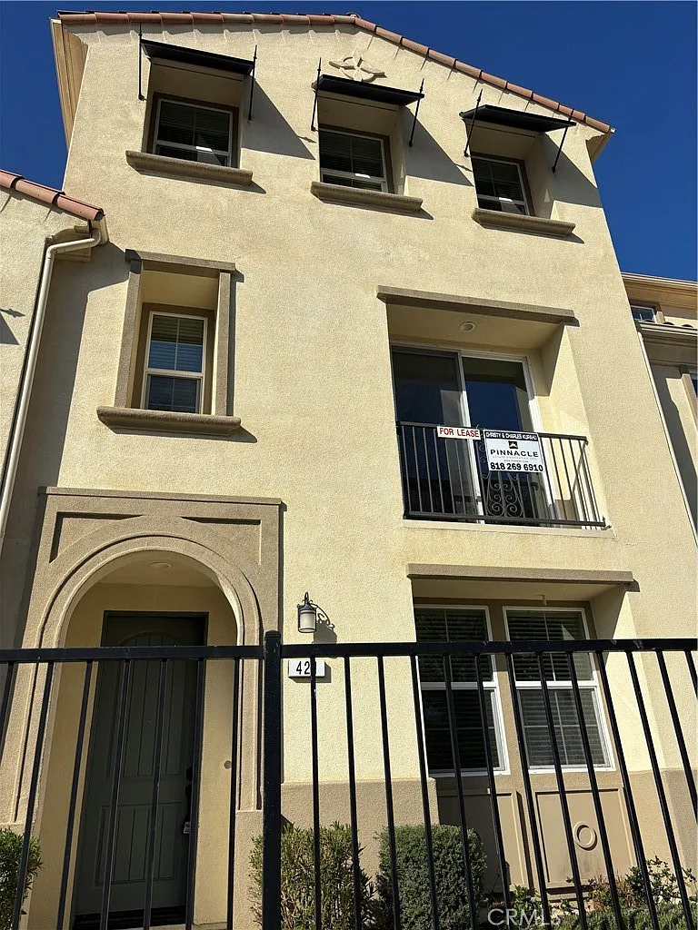 3 bed, 3.5 bath, 1961 sqft, $3,795 — Photo 3