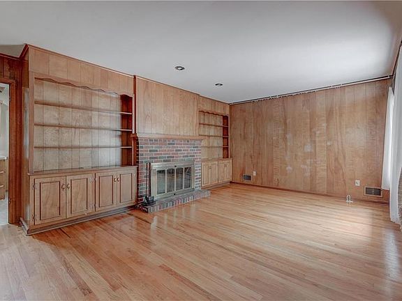 3rd image of 806 W 87th St