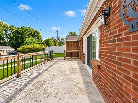 3rd image of 19 Cottage Avenue