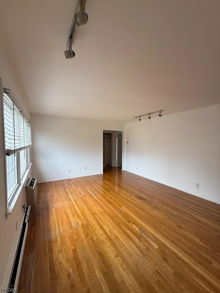 1 bed, 1.0 bath, $2,200 — Photo 3