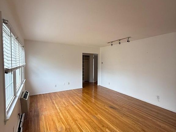 3rd image of 307 Pitney Pl #307