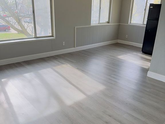 4th image of 728 W Donahue St #724