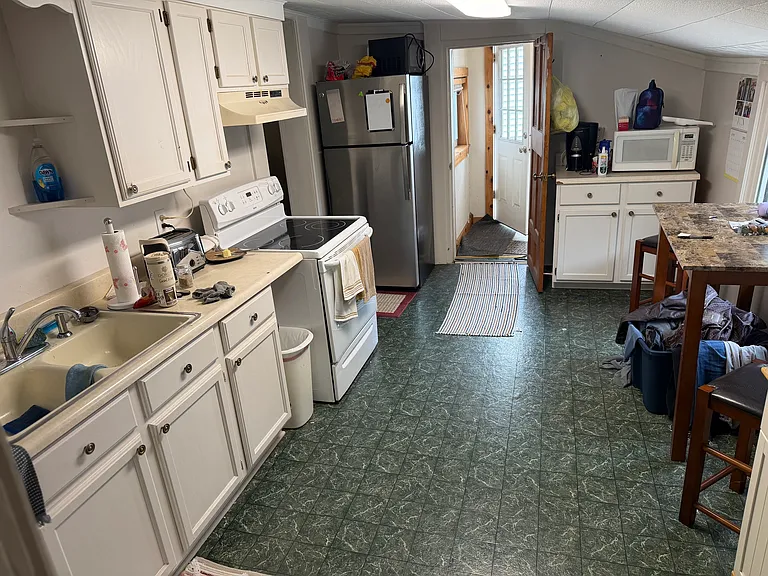 221 S Pine St — Photo 5