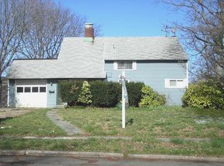 12 Hidden Ln, Westbury, NY 11590