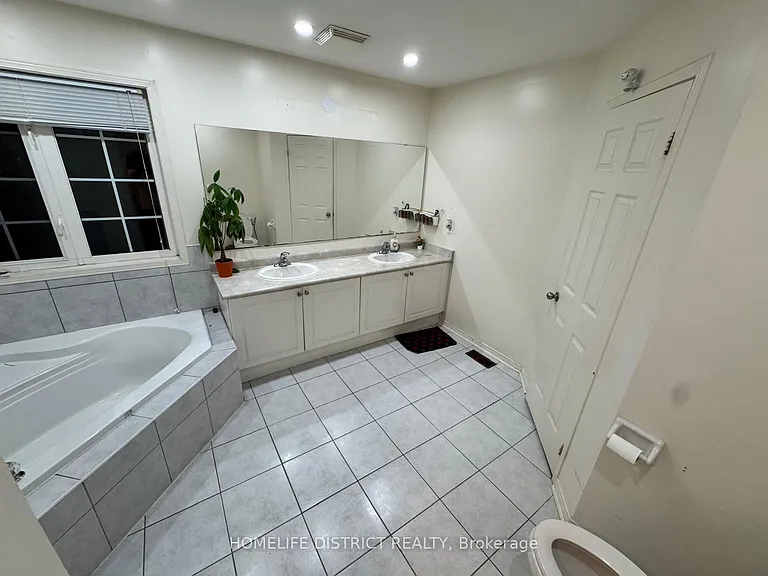 1100 Ashgrove Cres — Photo 25
