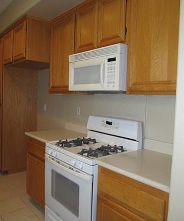 kitchen, gas range, microwave