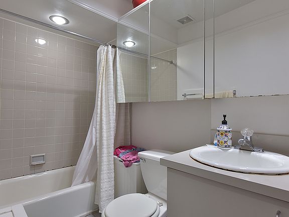 3rd image of 321 E 52nd St Frnt A