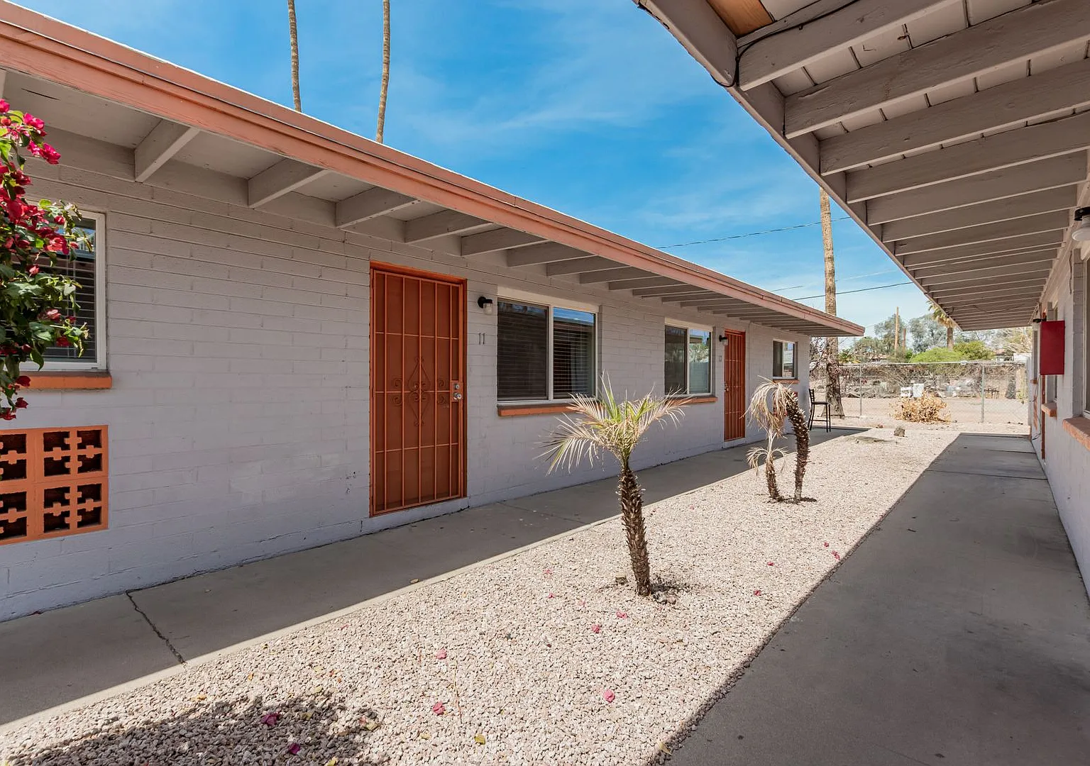 Las Palmas Apartments — Photo 2