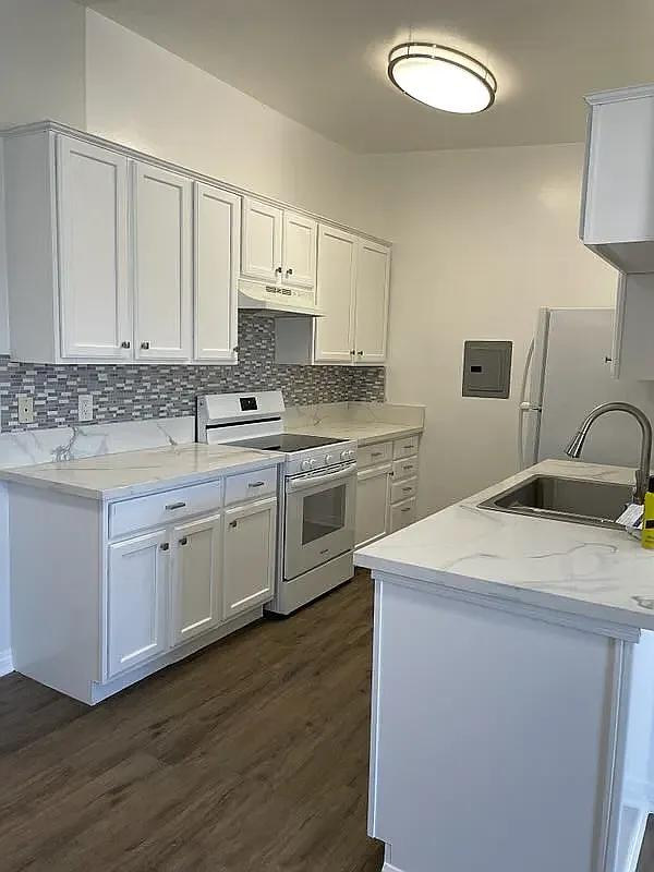 Hillside Plaza Apartments — Photo 4