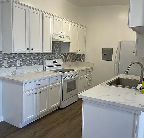 Hillside Plaza Apartments — Photo 4