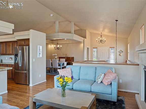 5th image of 9942 Pinedale Dr