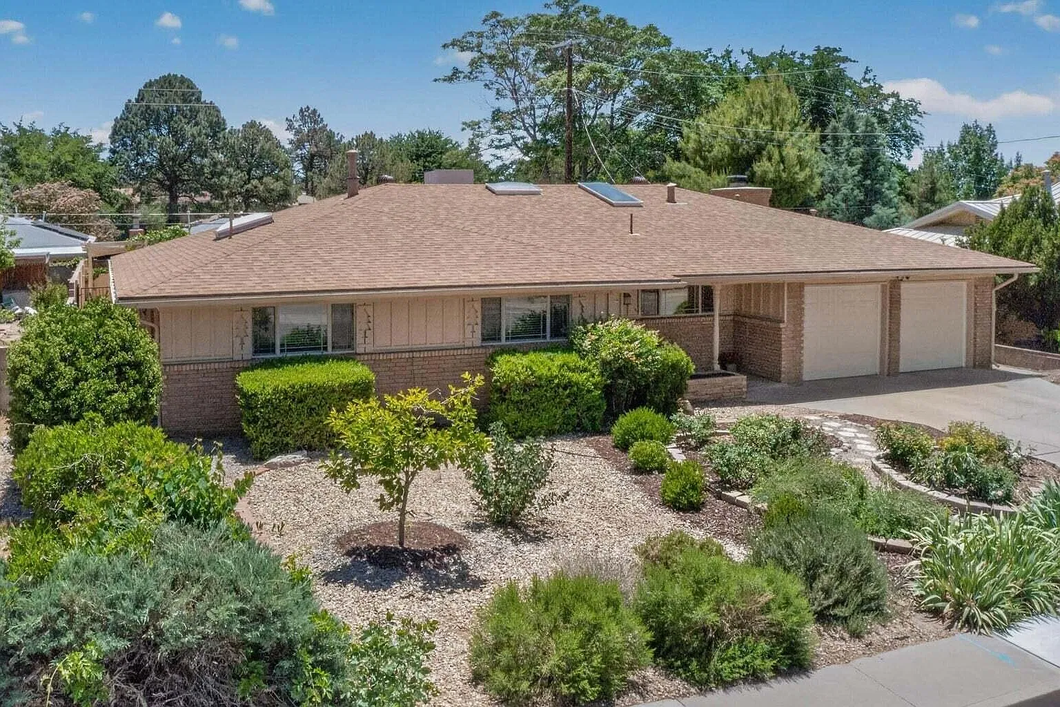 3 bed, 2.0 bath, 2167 sqft, $2,600 — Photo 1