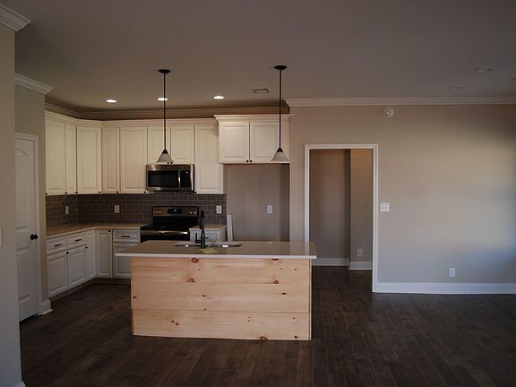 4th image of 3042 Castlewoods Dr