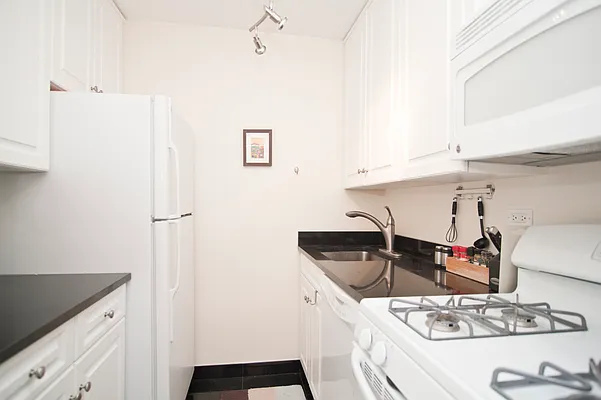 Rented by Douglas Elliman | media 14