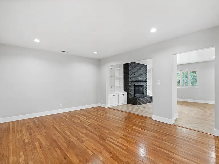 20450 Bassett St — Photo 6