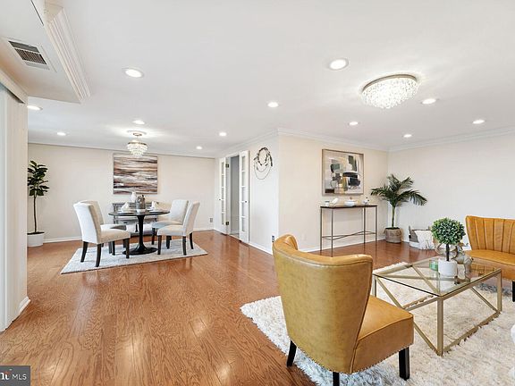 4th image of 203 Yoakum Pkwy APT 1614
