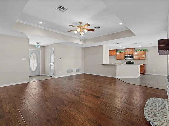 4th image of 407 Austin Acre