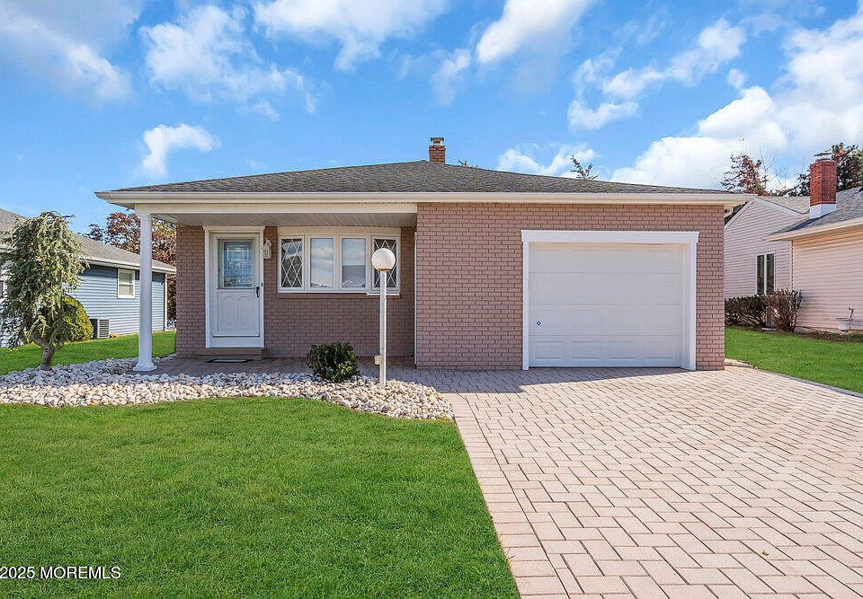 1st image of 32 Harrington Drive S