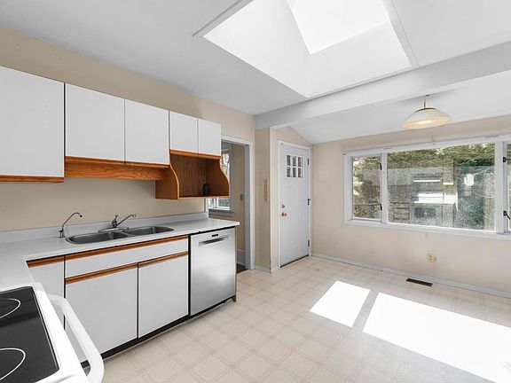 5th image of 4278 W 12th Ave