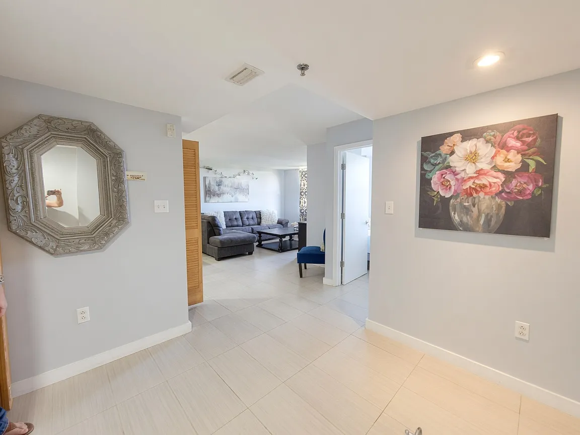 701 S Madison Ave — Photo 3