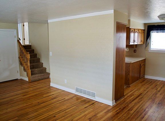 3rd image of 1071 Nixon Ave